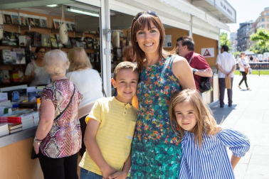 Del 24 de mayo al 2 de junio, la Plaza del Castillo volvió a convertirse en una librería al aire libre con la puesta en marcha de la decimoctava edición de la Feria del Libro de Pamplona. Once librerías instalaron sus stands en este céntrico espacio: Abarzuza, Arista, Chundarata, Elkar Comedias, Elkar Leire, Katakrak, Muga, Miriam, Nerea, Troa y Walden.