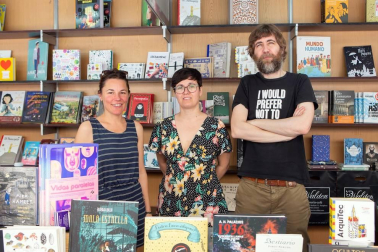 Del 24 de mayo al 2 de junio, la Plaza del Castillo volvió a convertirse en una librería al aire libre con la puesta en marcha de la decimoctava edición de la Feria del Libro de Pamplona. Once librerías instalaron sus stands en este céntrico espacio: Abarzuza, Arista, Chundarata, Elkar Comedias, Elkar Leire, Katakrak, Muga, Miriam, Nerea, Troa y Walden.