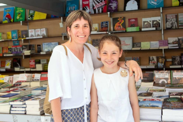Del 24 de mayo al 2 de junio, la Plaza del Castillo volvió a convertirse en una librería al aire libre con la puesta en marcha de la decimoctava edición de la Feria del Libro de Pamplona. Once librerías instalaron sus stands en este céntrico espacio: Abarzuza, Arista, Chundarata, Elkar Comedias, Elkar Leire, Katakrak, Muga, Miriam, Nerea, Troa y Walden.