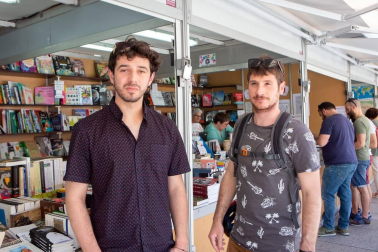 Del 24 de mayo al 2 de junio, la Plaza del Castillo volvió a convertirse en una librería al aire libre con la puesta en marcha de la decimoctava edición de la Feria del Libro de Pamplona. Once librerías instalaron sus stands en este céntrico espacio: Abarzuza, Arista, Chundarata, Elkar Comedias, Elkar Leire, Katakrak, Muga, Miriam, Nerea, Troa y Walden.