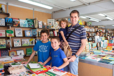 Del 24 de mayo al 2 de junio, la Plaza del Castillo volvió a convertirse en una librería al aire libre con la puesta en marcha de la decimoctava edición de la Feria del Libro de Pamplona. Once librerías instalaron sus stands en este céntrico espacio: Abarzuza, Arista, Chundarata, Elkar Comedias, Elkar Leire, Katakrak, Muga, Miriam, Nerea, Troa y Walden.