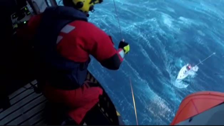 Rescate de cinco tripulantes de un velero a la deriva cerca de A Coruña