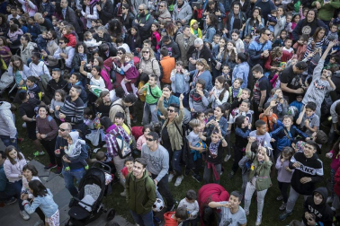 Fotos del chupinazo que da comienzo a las fiestas de Sarriguren a cargo de la Comparsa de Gigantes, cuyos representantes fueron los encargados de encender la mecha del cohete.