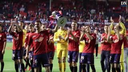 Los jugadores de Osasuna entregan la copa a la afición