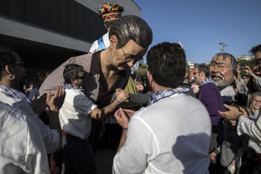 Fotos del chupinazo que da comienzo a las fiestas de Sarriguren a cargo de la Comparsa de Gigantes, cuyos representantes fueron los encargados de encender la mecha del cohete.