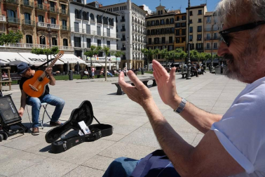 El paseante que camina sin prisa por esta plaza sin castillo descubre un lienzo de vidas. Un mundo de contrastes. Desde el cielo, se asemeja a una pantalla gigante donde la gente entra y sale. Así es un día cualquiera en su corazón