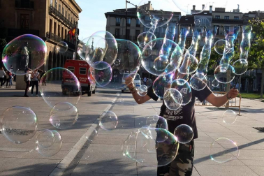 El paseante que camina sin prisa por esta plaza sin castillo descubre un lienzo de vidas. Un mundo de contrastes. Desde el cielo, se asemeja a una pantalla gigante donde la gente entra y sale. Así es un día cualquiera en su corazón
