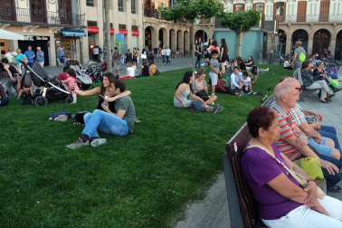El paseante que camina sin prisa por esta plaza sin castillo descubre un lienzo de vidas. Un mundo de contrastes. Desde el cielo, se asemeja a una pantalla gigante donde la gente entra y sale. Así es un día cualquiera en su corazón