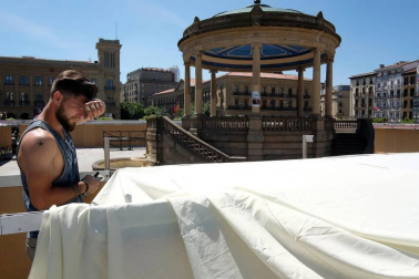 El paseante que camina sin prisa por esta plaza sin castillo descubre un lienzo de vidas. Un mundo de contrastes. Desde el cielo, se asemeja a una pantalla gigante donde la gente entra y sale. Así es un día cualquiera en su corazón