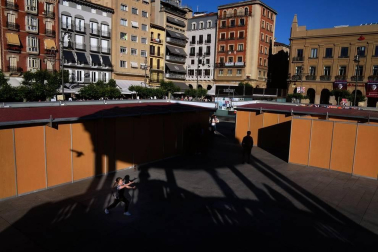 El paseante que camina sin prisa por esta plaza sin castillo descubre un lienzo de vidas. Un mundo de contrastes. Desde el cielo, se asemeja a una pantalla gigante donde la gente entra y sale. Así es un día cualquiera en su corazón