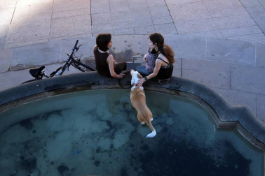 El paseante que camina sin prisa por esta plaza sin castillo descubre un lienzo de vidas. Un mundo de contrastes. Desde el cielo, se asemeja a una pantalla gigante donde la gente entra y sale. Así es un día cualquiera en su corazón