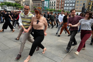 El paseante que camina sin prisa por esta plaza sin castillo descubre un lienzo de vidas. Un mundo de contrastes. Desde el cielo, se asemeja a una pantalla gigante donde la gente entra y sale. Así es un día cualquiera en su corazón