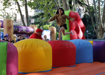 La campaña 'Comercio hace ciudad' llena de actividades, música, hinchables y promociones los barrios de Pamplona todos fines de semana de junio. Este viernes comenzaron en los barrios Iturrama y Ensanche.
