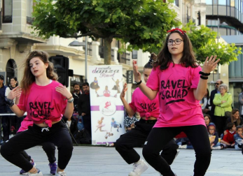 La campaña 'Comercio hace ciudad' llena de actividades, música, hinchables y promociones los barrios de Pamplona todos fines de semana de junio. Este viernes comenzaron en los barrios Iturrama y Ensanche.
