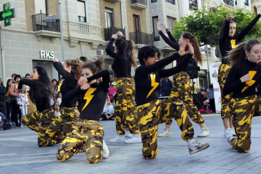 La campaña 'Comercio hace ciudad' llena de actividades, música, hinchables y promociones los barrios de Pamplona todos fines de semana de junio. Este viernes comenzaron en los barrios Iturrama y Ensanche.