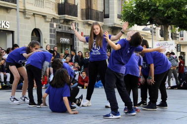 La campaña 'Comercio hace ciudad' llena de actividades, música, hinchables y promociones los barrios de Pamplona todos fines de semana de junio. Este viernes comenzaron en los barrios Iturrama y Ensanche.