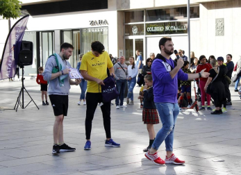 La campaña 'Comercio hace ciudad' llena de actividades, música, hinchables y promociones los barrios de Pamplona todos fines de semana de junio. Este viernes comenzaron en los barrios Iturrama y Ensanche.
