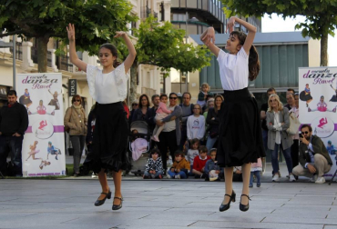 La campaña 'Comercio hace ciudad' llena de actividades, música, hinchables y promociones los barrios de Pamplona todos fines de semana de junio. Este viernes comenzaron en los barrios Iturrama y Ensanche.