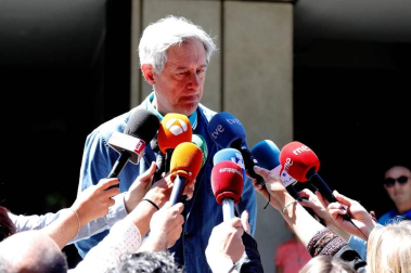 Familiares, amigos y compañeros de profesión despiden este sábado, en el Tanatorio de la M-30 de Madrid, al director de cine y televisión Narciso Ibáñez Serrador, fallecido el viernes a los 83 años.