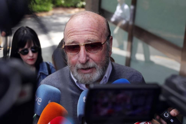 Familiares, amigos y compañeros de profesión despiden este sábado, en el Tanatorio de la M-30 de Madrid, al director de cine y televisión Narciso Ibáñez Serrador, fallecido el viernes a los 83 años.