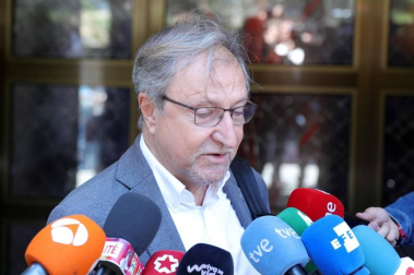 Familiares, amigos y compañeros de profesión despiden este sábado, en el Tanatorio de la M-30 de Madrid, al director de cine y televisión Narciso Ibáñez Serrador, fallecido el viernes a los 83 años.