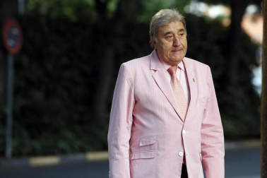 Familiares, amigos y compañeros de profesión despiden este sábado, en el Tanatorio de la M-30 de Madrid, al director de cine y televisión Narciso Ibáñez Serrador, fallecido el viernes a los 83 años.