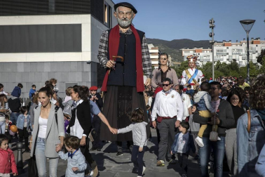 Fotos del chupinazo que da comienzo a las fiestas de Sarriguren a cargo de la Comparsa de Gigantes, cuyos representantes fueron los encargados de encender la mecha del cohete.