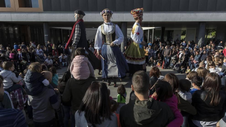 Fotos del chupinazo que da comienzo a las fiestas de Sarriguren a cargo de la Comparsa de Gigantes, cuyos representantes fueron los encargados de encender la mecha del cohete.