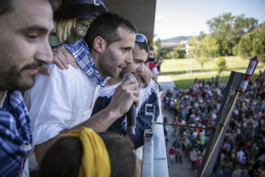 Fotos del chupinazo que da comienzo a las fiestas de Sarriguren a cargo de la Comparsa de Gigantes, cuyos representantes fueron los encargados de encender la mecha del cohete.