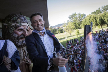 Fotos del chupinazo que da comienzo a las fiestas de Sarriguren a cargo de la Comparsa de Gigantes, cuyos representantes fueron los encargados de encender la mecha del cohete.