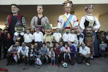 Fotos del chupinazo que da comienzo a las fiestas de Sarriguren a cargo de la Comparsa de Gigantes, cuyos representantes fueron los encargados de encender la mecha del cohete.