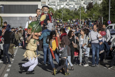 Fotos del chupinazo que da comienzo a las fiestas de Sarriguren a cargo de la Comparsa de Gigantes, cuyos representantes fueron los encargados de encender la mecha del cohete.