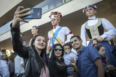 Fotos del chupinazo que da comienzo a las fiestas de Sarriguren a cargo de la Comparsa de Gigantes, cuyos representantes fueron los encargados de encender la mecha del cohete.