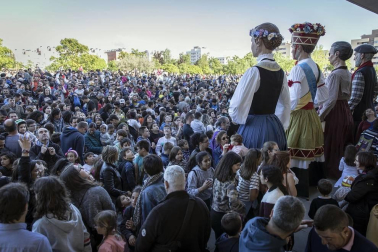 Fotos del chupinazo que da comienzo a las fiestas de Sarriguren a cargo de la Comparsa de Gigantes, cuyos representantes fueron los encargados de encender la mecha del cohete.