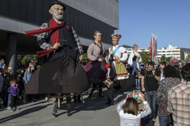 Fotos del chupinazo que da comienzo a las fiestas de Sarriguren a cargo de la Comparsa de Gigantes, cuyos representantes fueron los encargados de encender la mecha del cohete.