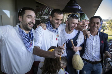 Fotos del chupinazo que da comienzo a las fiestas de Sarriguren a cargo de la Comparsa de Gigantes, cuyos representantes fueron los encargados de encender la mecha del cohete.