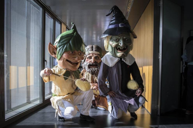 Fotos del chupinazo que da comienzo a las fiestas de Sarriguren a cargo de la Comparsa de Gigantes, cuyos representantes fueron los encargados de encender la mecha del cohete.