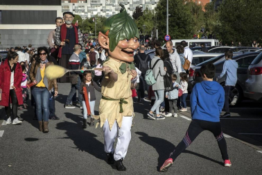 Fotos del chupinazo que da comienzo a las fiestas de Sarriguren a cargo de la Comparsa de Gigantes, cuyos representantes fueron los encargados de encender la mecha del cohete.
