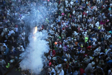 Fotos del chupinazo que da comienzo a las fiestas de Sarriguren a cargo de la Comparsa de Gigantes, cuyos representantes fueron los encargados de encender la mecha del cohete.