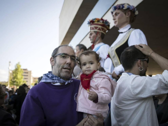 Fotos del chupinazo que da comienzo a las fiestas de Sarriguren a cargo de la Comparsa de Gigantes, cuyos representantes fueron los encargados de encender la mecha del cohete.