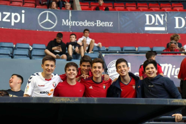 Fotos del búscate en la grada del Osasuna 1 - 0 Oviedo