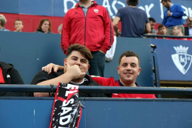 Fotos del búscate en la grada del Osasuna 1 - 0 Oviedo