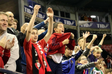 Fotos del búscate en la grada del Osasuna 1 - 0 Oviedo