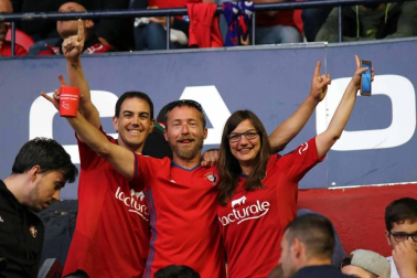 Fotos del búscate en la grada del Osasuna 1 - 0 Oviedo