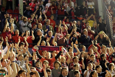 Fotos del búscate en la grada del Osasuna 1 - 0 Oviedo