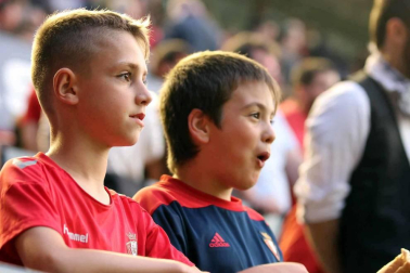 Fotos del búscate en la grada del Osasuna 1 - 0 Oviedo