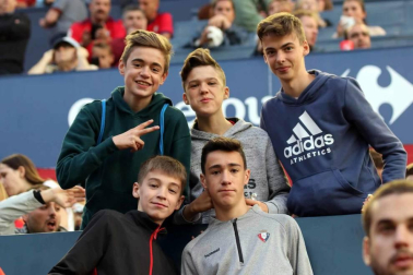 Fotos del búscate en la grada del Osasuna 1 - 0 Oviedo