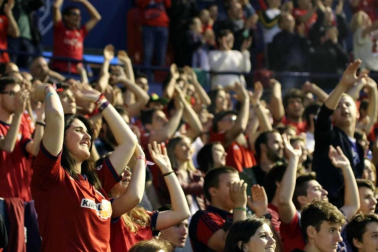 Fotos del búscate en la grada del Osasuna 1 - 0 Oviedo