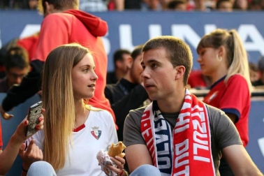 Fotos del búscate en la grada del Osasuna 1 - 0 Oviedo