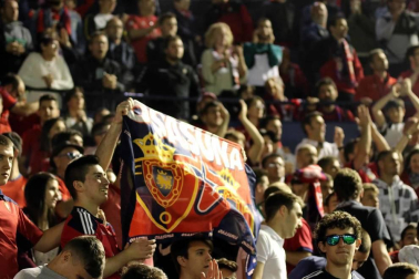 Fotos del búscate en la grada del Osasuna 1 - 0 Oviedo